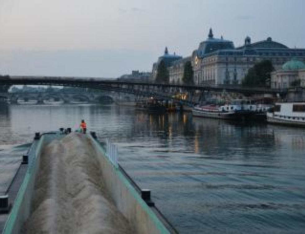 5000 tonnes de sable arrivent par la Seine pour Paris-Plage