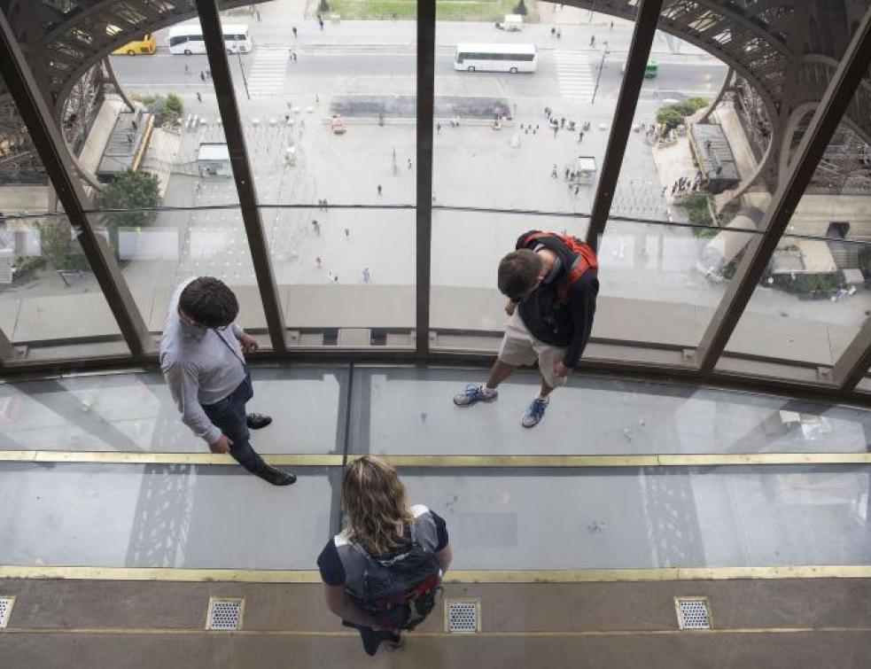 Un  plancher en dalles de verre sur la Tour Eiffel