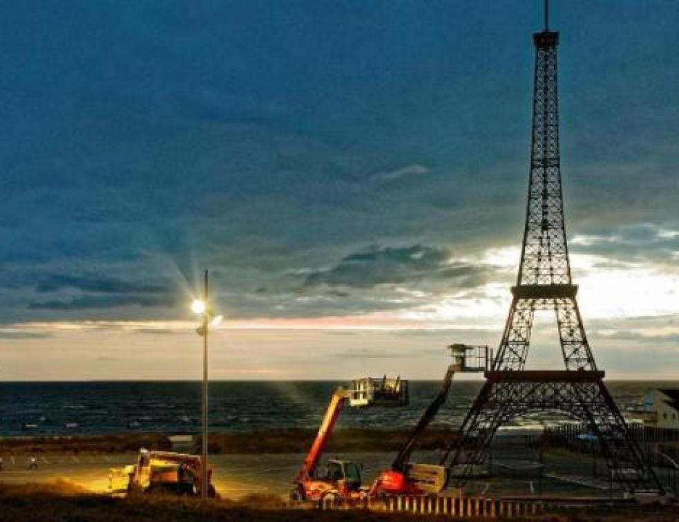 Vendée: une réplique de la Tour Eiffel booste l'économie locale