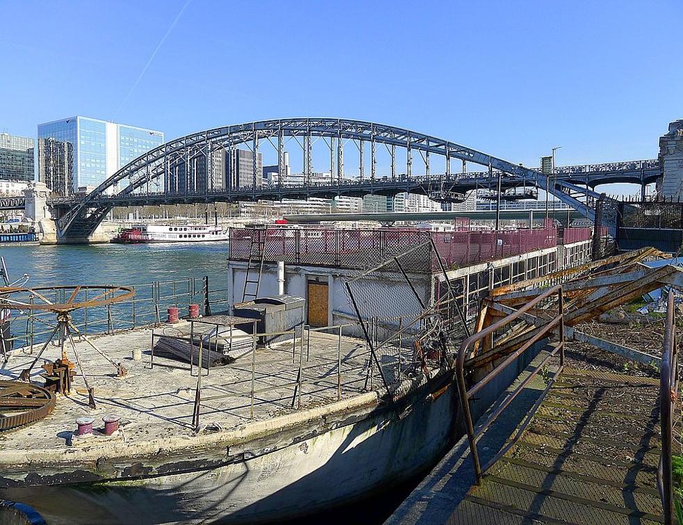 Une péniche de Le Corbusier classée monument historique coule à Paris