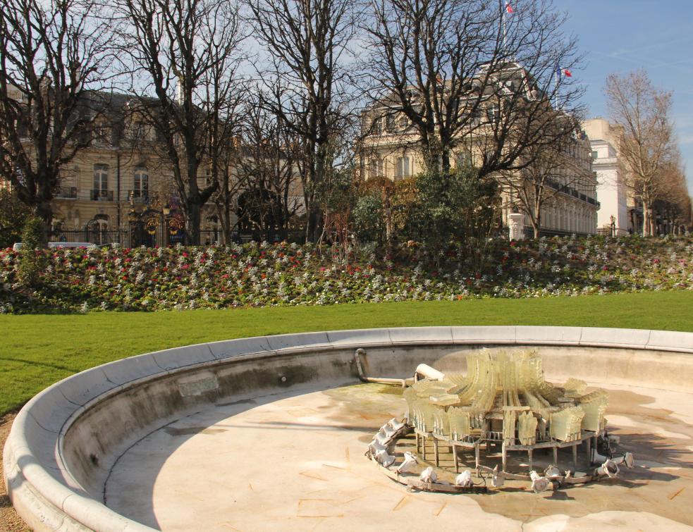 Six fontaines lumineuses de 13 mètres sur les Champs-Elysées