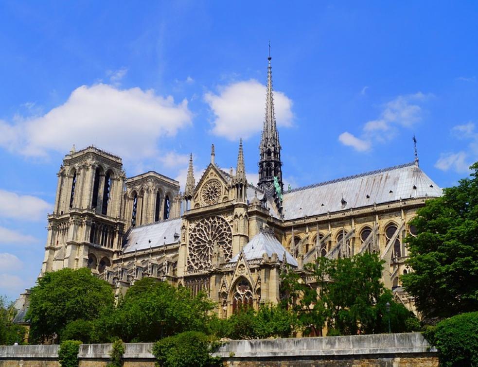 Sous la coupole, hommage à Notre-Dame et à sa flèche, 