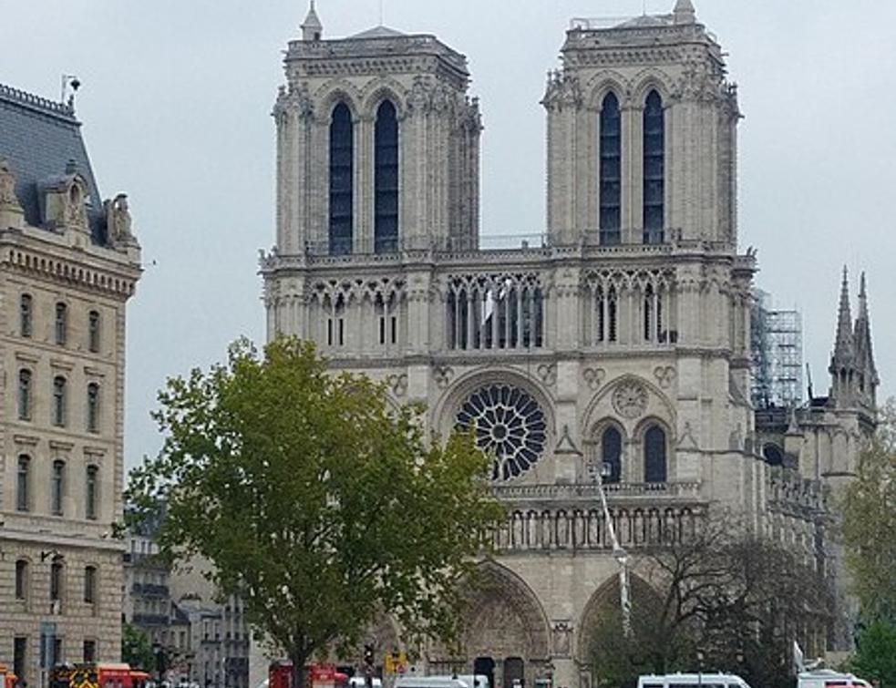 Un projet de cathédrale éphémère devant Notre-Dame