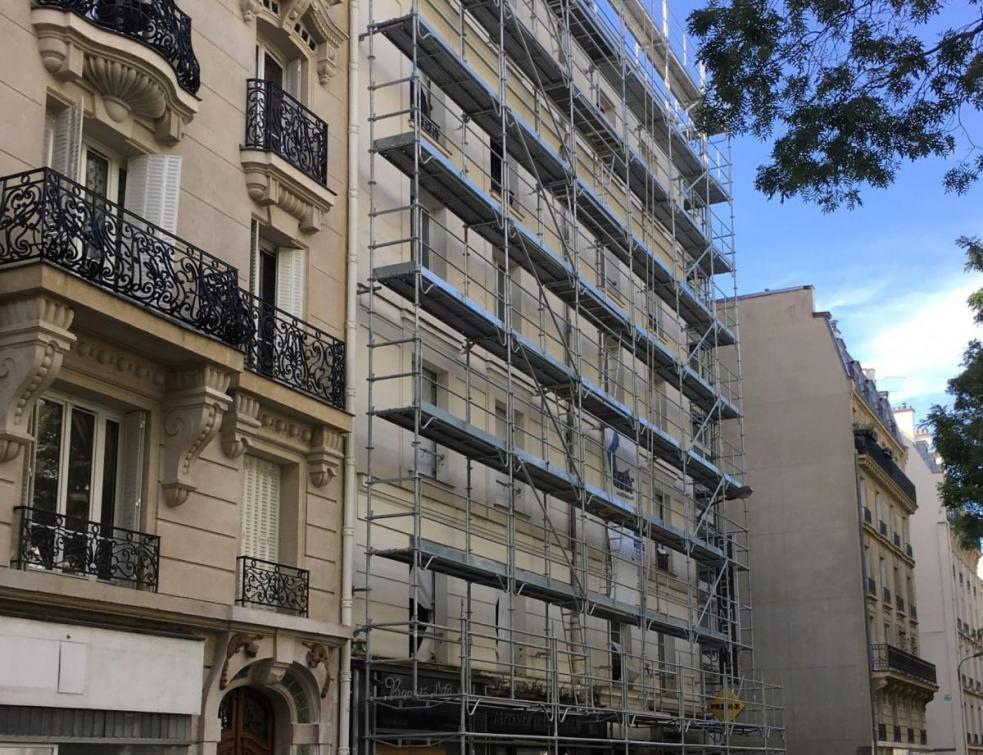Un immeuble centenaire s’élève de 3 étages à Paris