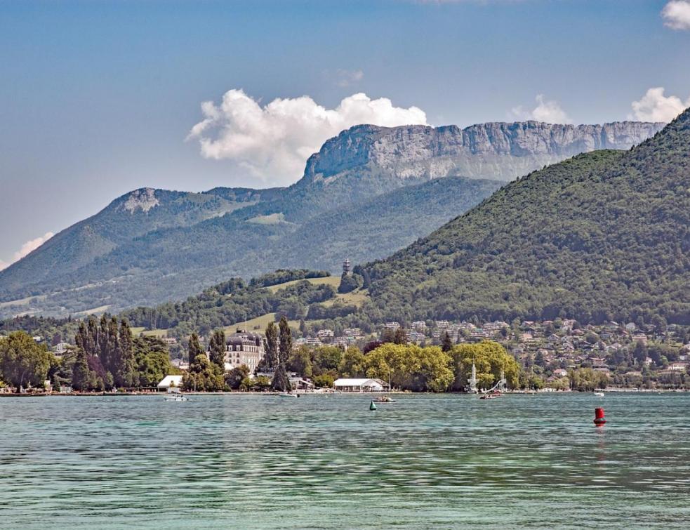 Annecy va chauffer et rafraîchir des logements grâce à l'eau de son lac