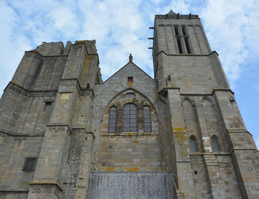 Ken Follett reverse des droits d'auteur pour restaurer une cathédrale en France