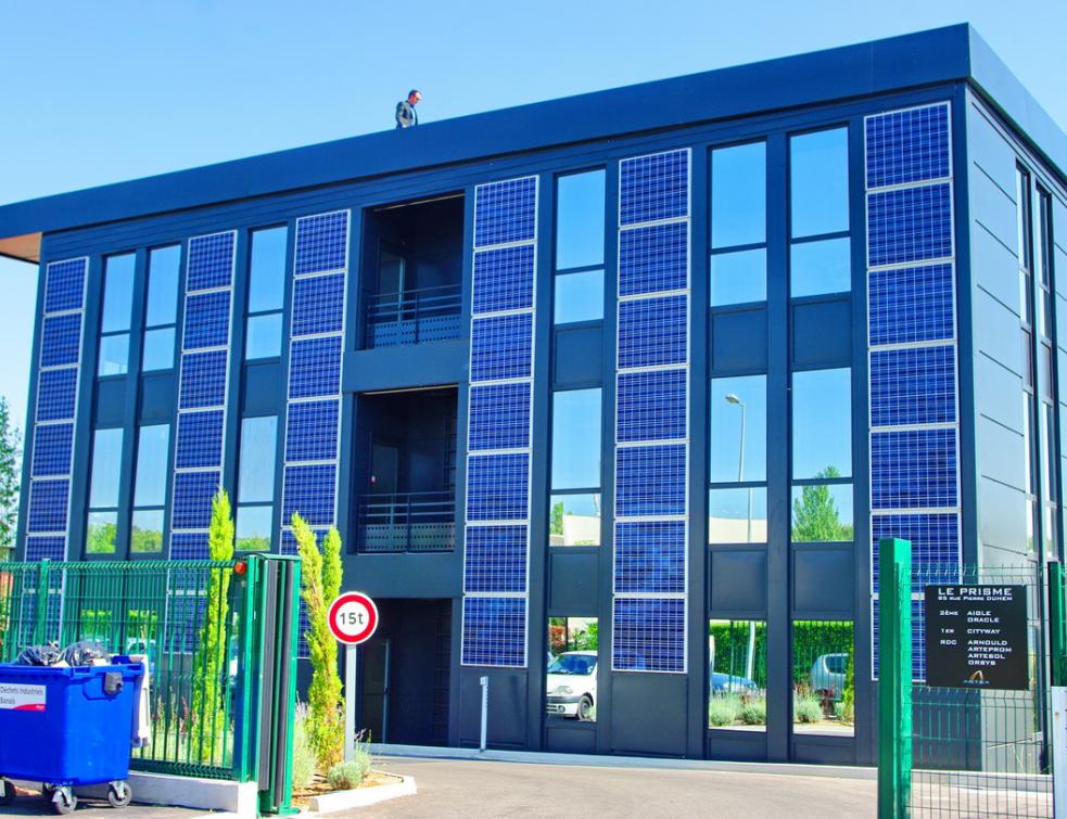 Les solutions photovoltaïques disponibles pour une pose en façade et en verrière