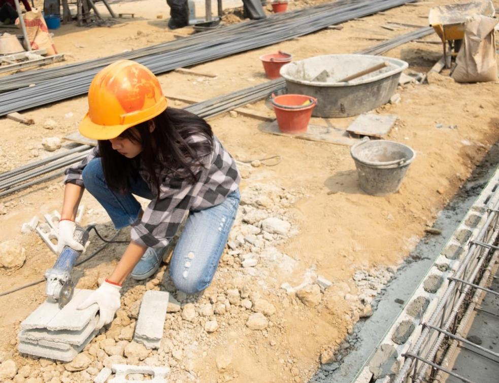 Jeune femme travaillant sur un chantier
