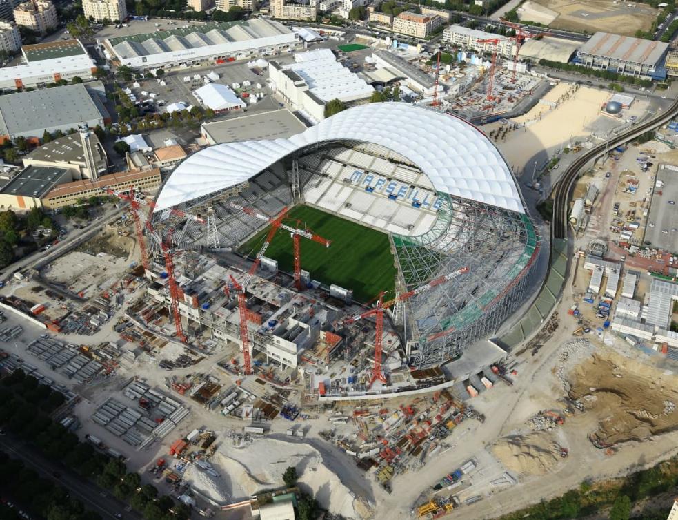 Photo du stade vélodrome de Marseilles, en cours de construction par Bouyguyes.