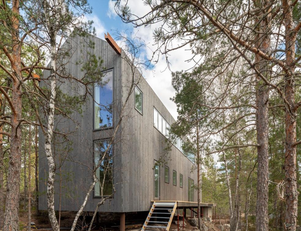 Le charpentier Rasmus Larsson a fait réaliser par deux architectes réputés, Jonas Bohlin & Hans Murman, une maison qui semble en lévitation © Trä!