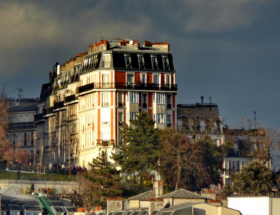 Immeuble de briques au sommet de la butte Montmartre