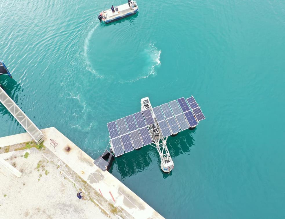 Les premiers panneaux photovoltaïques flottant sur la mer Méditerranée