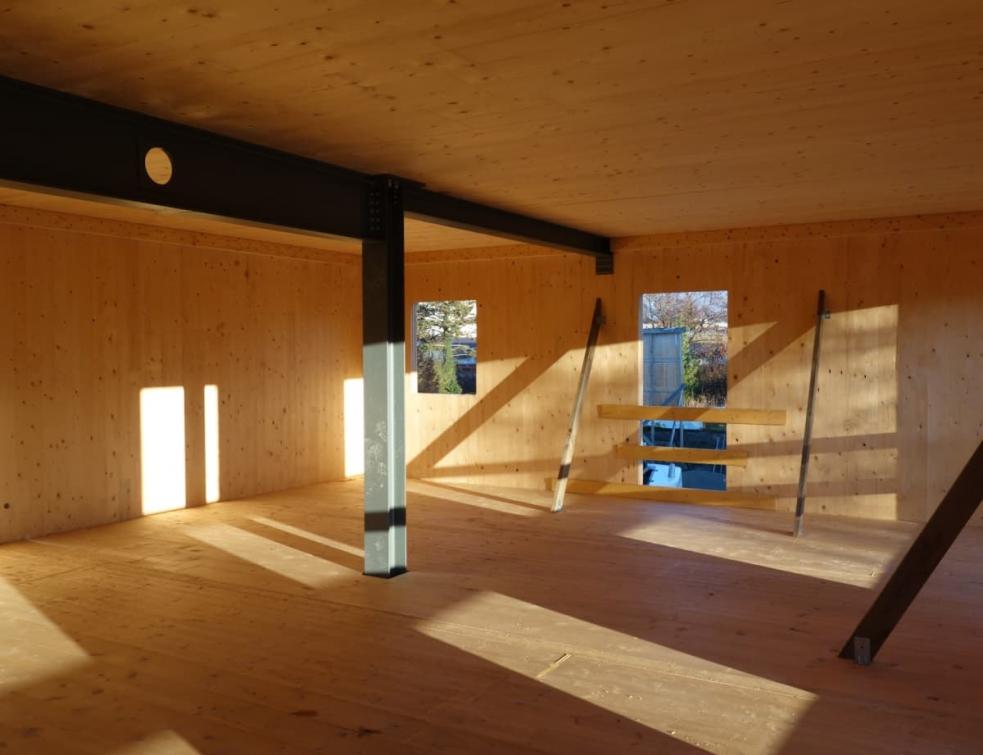 Intérieur de la résidence Haut-Bois à Grenoble : bois et acier