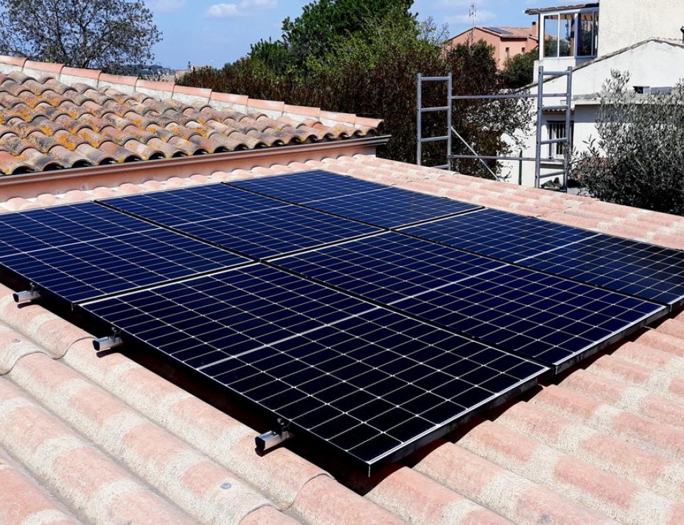 Une installation photovoltaïque Oscaro Power sur une toiture en tuiles