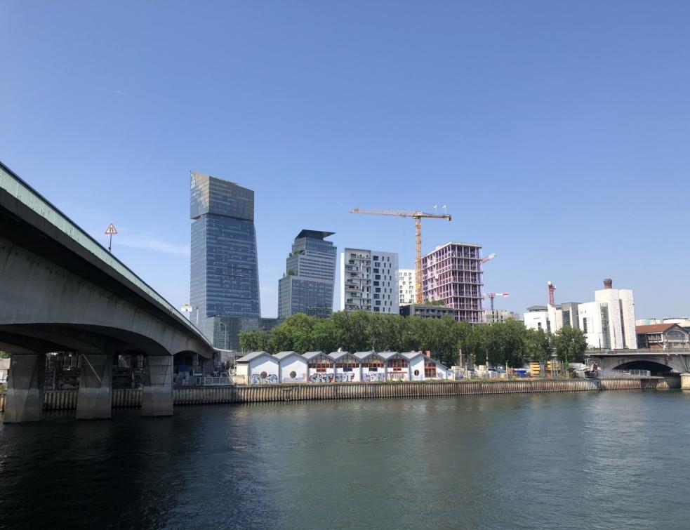 Bâtiments modernes en bord de Seine