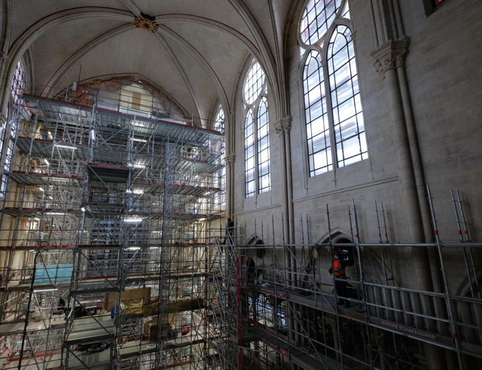 Echafaudages à l'intérieur de l'immense cathédrale Notre Dame