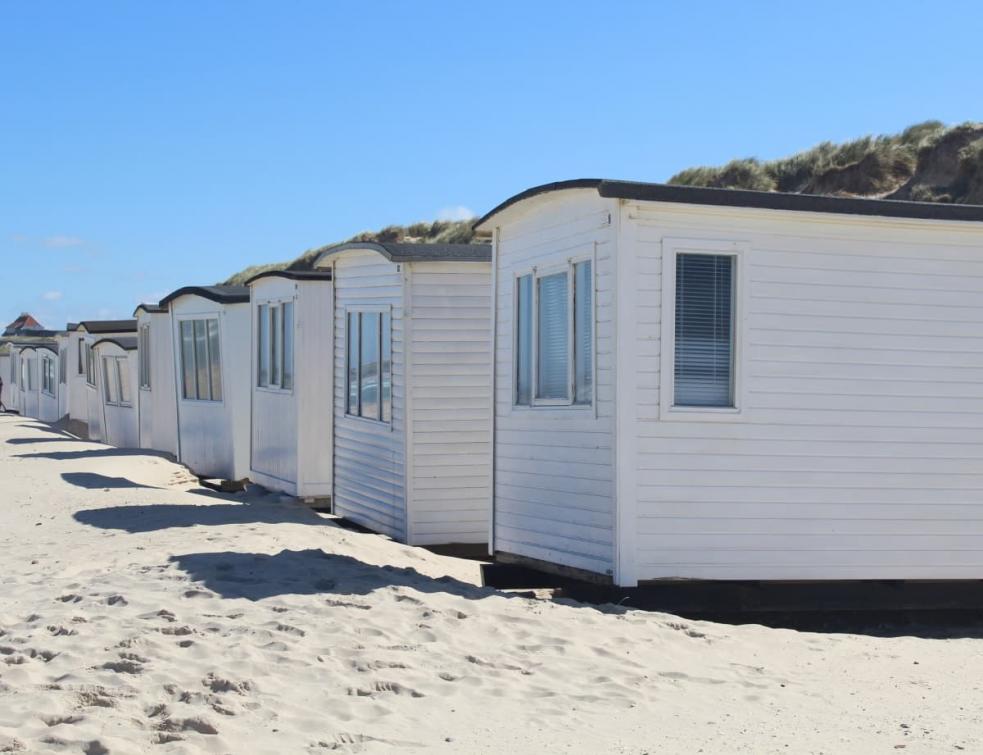 Des bungalows alignés sur une plage