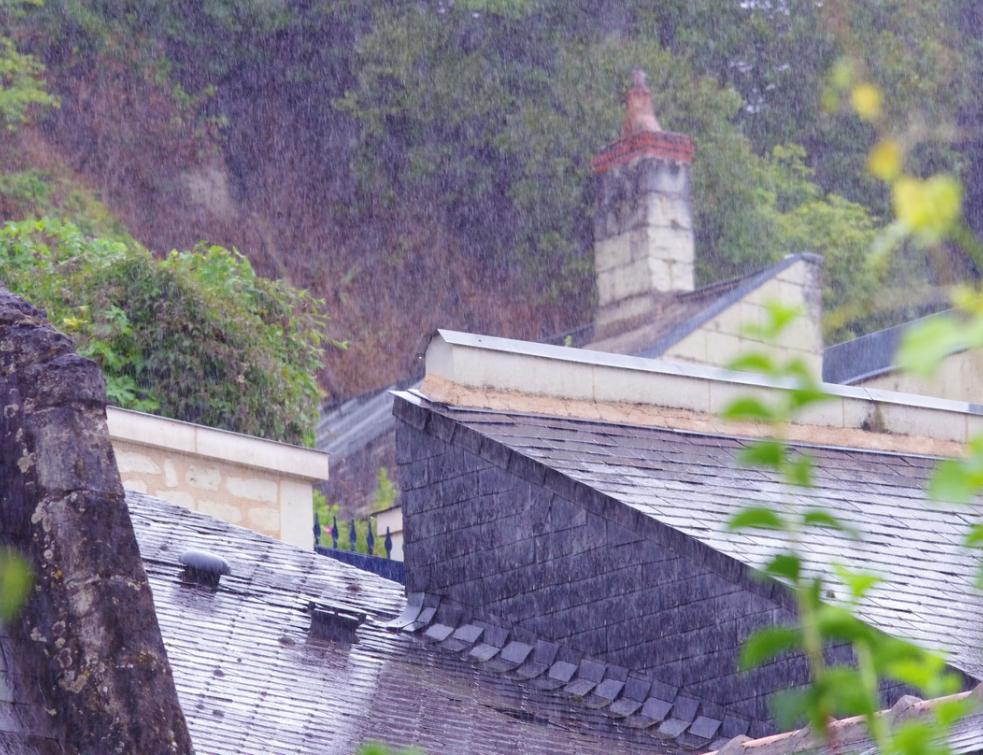 Une forte pluie tombant sur un toit d'ardoises
