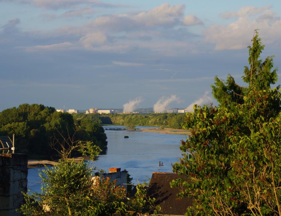 La centrale nucléaire de Citeaux au bord de la Loire