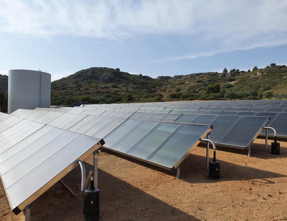 Le champs de panneaux solaires thermiques installé à Narbonne par Newheat pour le réseau de chaleur de la ville