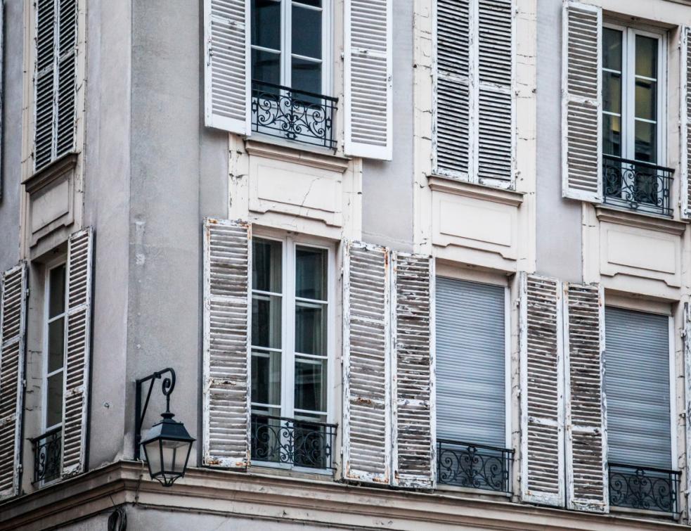 fenêtres délabrées à Paris