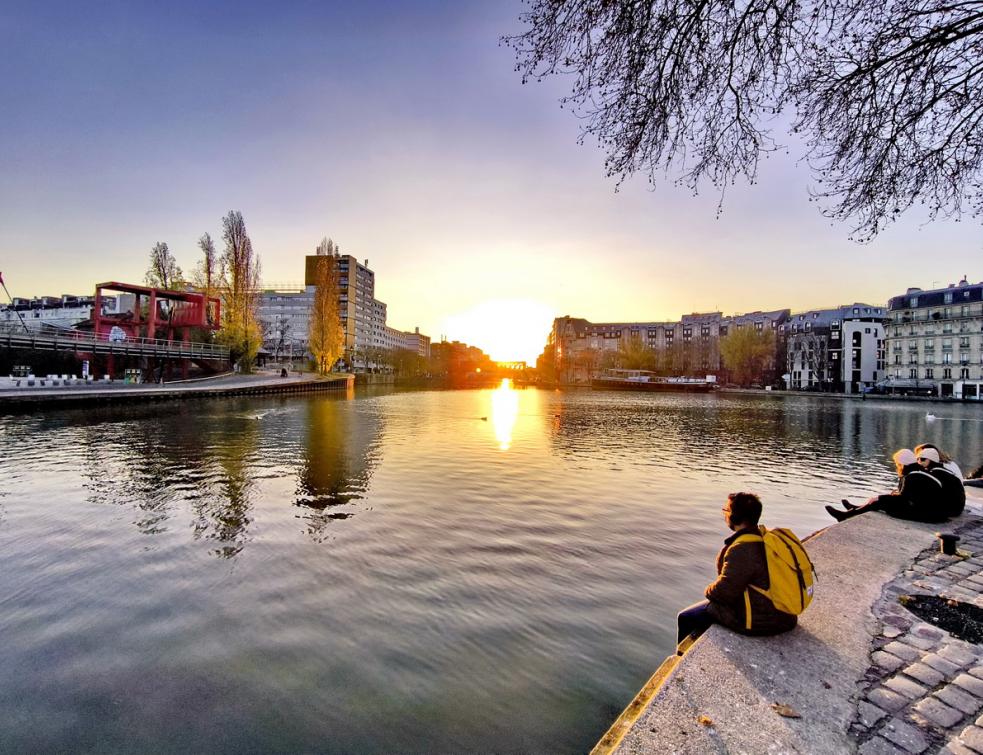 Coucher de soleil au bord du canal de l'Ourcq à La Villette à Paris