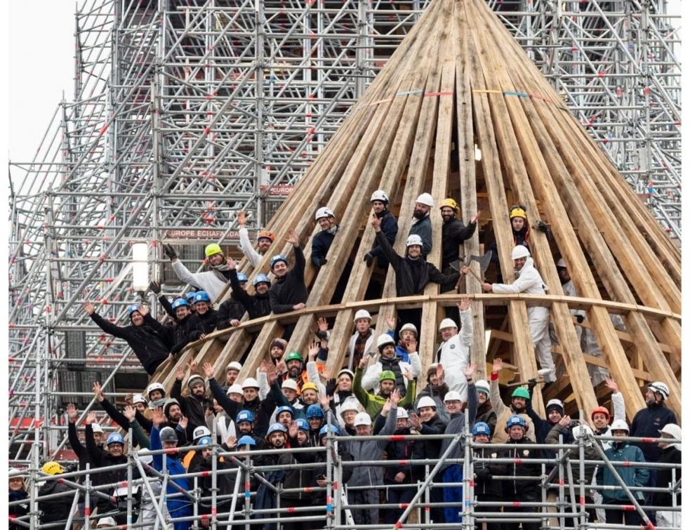 Les charpentiers célèbrent la fin de la restauration de la charpente du coeur de Notre-Dame