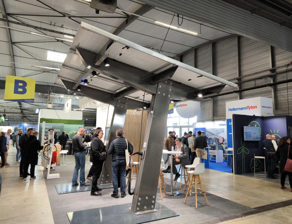 Un stand d'ombrières photovoltaïques au salon Energaïa 2023 à Montpellier
