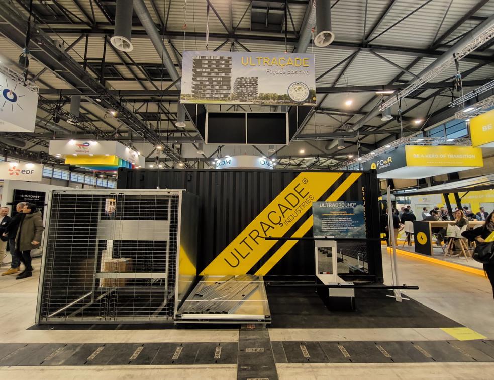 Le stand Ultraçade à Energaïa qui montre sa façade aluminium photovoltaïque