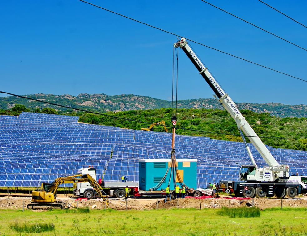 un chantier de ferme photovoltaïque en Corse du Sud