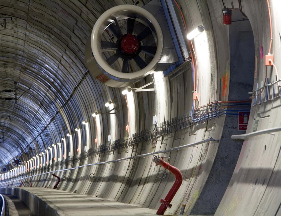 Un tunnel du Métro Grand Paris Express éclairé par des luminaires industriels Sammode