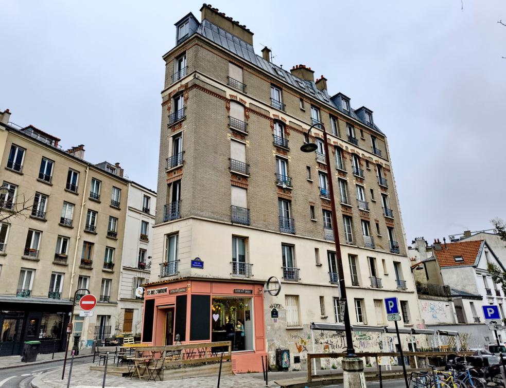 Un bâtiment de logements collectifs de style faubourien dans Paris