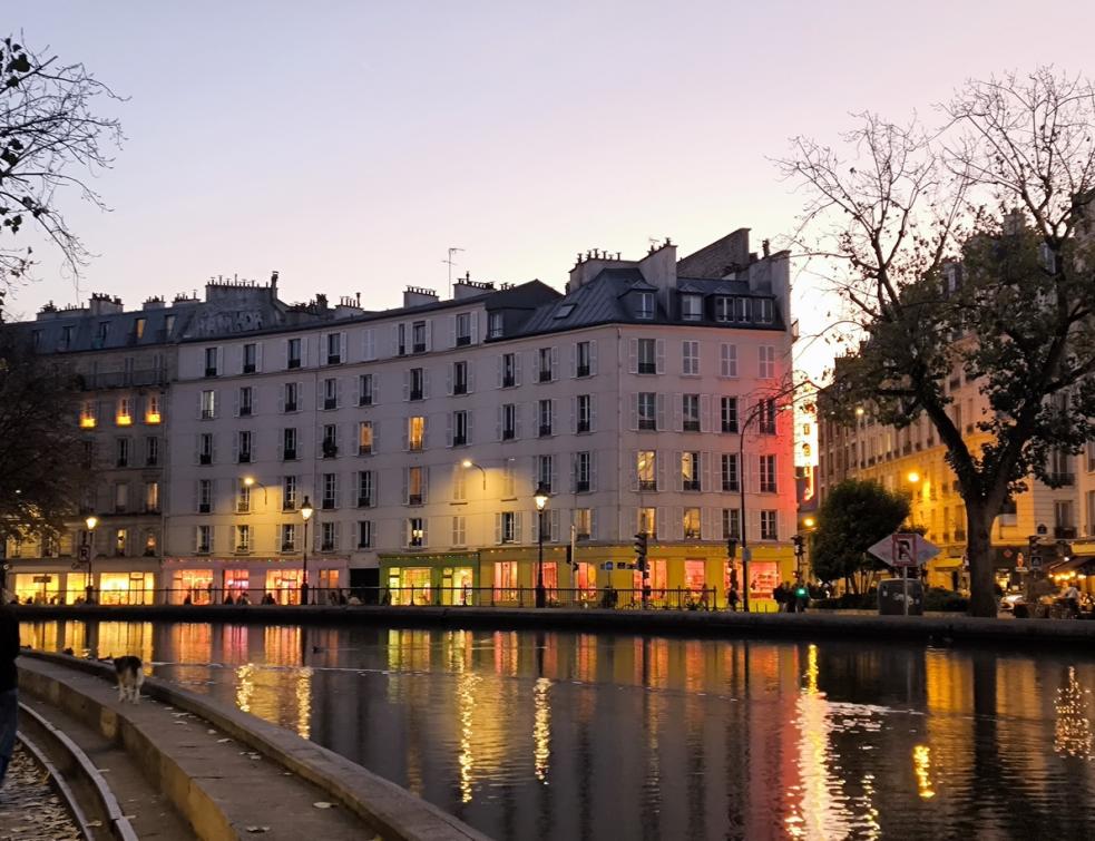 Des bâtiments de logements collectifs à la tombée du jour au bord du canal Saint-Martin à Paris