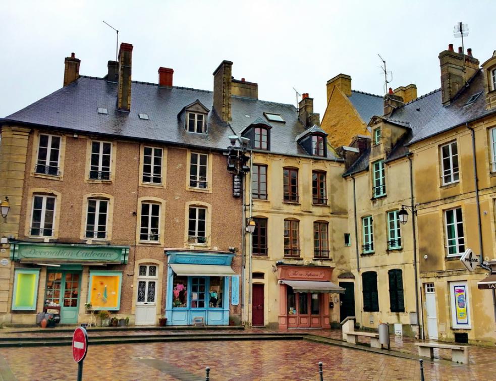 Une petite place entourée de vieux immeubles à Bayeux. © PP