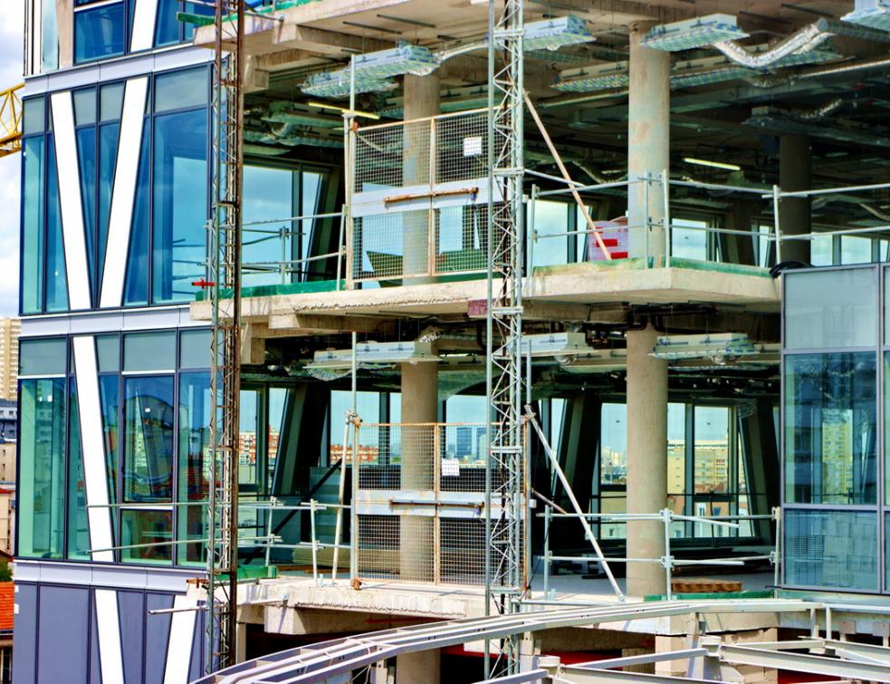 Pose de la façade de verre d'un immeuble de bureaux en construction. © PP