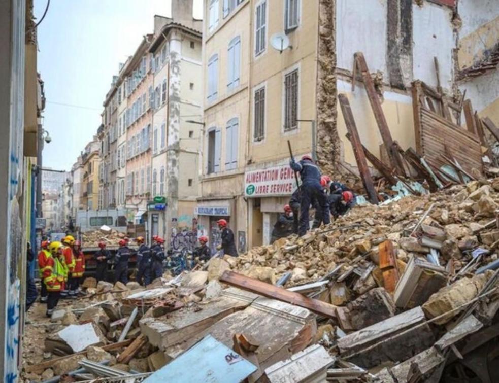 Le lundi 5 novembre à 9h05, les numéros 63 et 65 de la rue d’Aubagne s’effondraient, emportant avec eux huit personnes. © Loïc Aedo / AFP