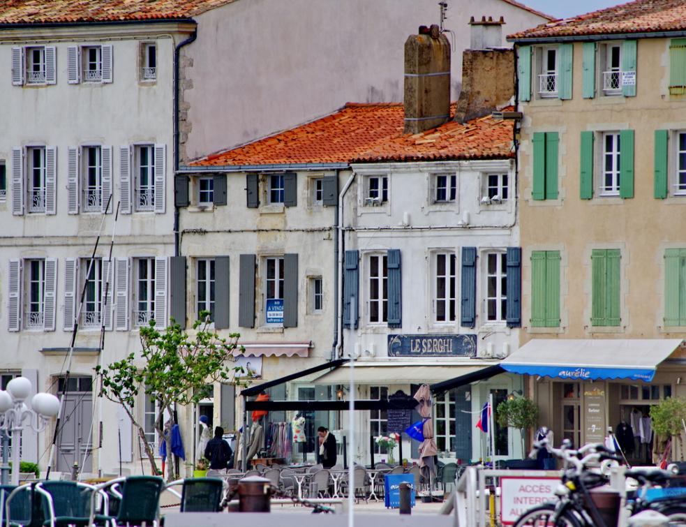 En Vendée, des façades de logements anciens avec un appartement en vente. © PP