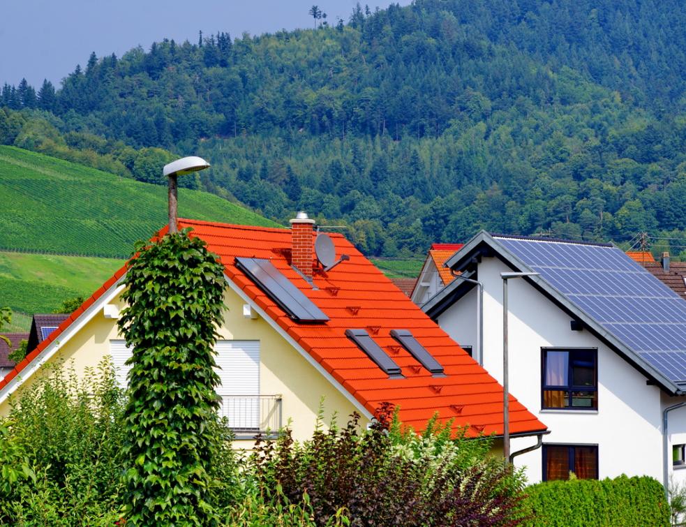 Deux maisosn rénovés avec du solaire thermique et photovoltaïques en toiture en Alsace. © PP