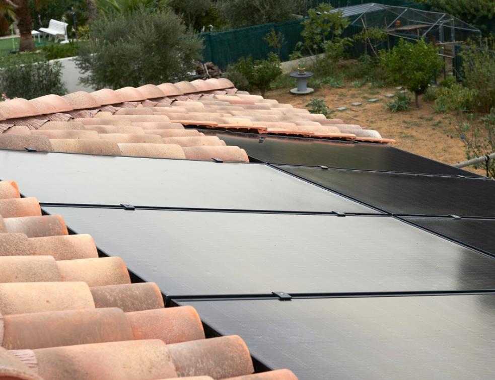 Panneaux solaires photovoltaïques Easy Roof Integration coloris Full Black par Edilians sur couverture maison individuelle. © Loïc Lagnieu