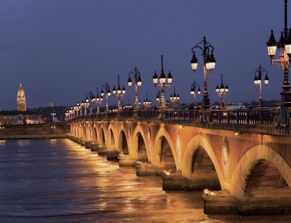 Le pont de Pierre bicentaire traversant la Garonne, Bordeaux. © Bordeaux métropole