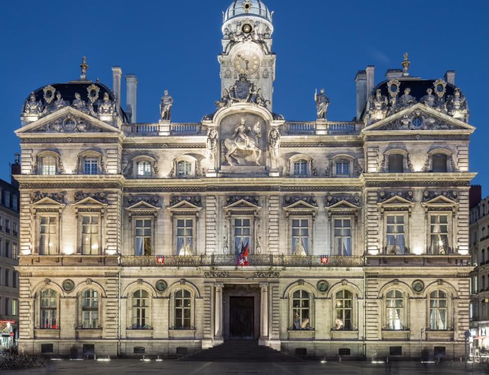 L'Hôtel de Ville de Lyon trônant sur l'iconique place des Terreaux, Lyon  © vwalakte / Freepik
