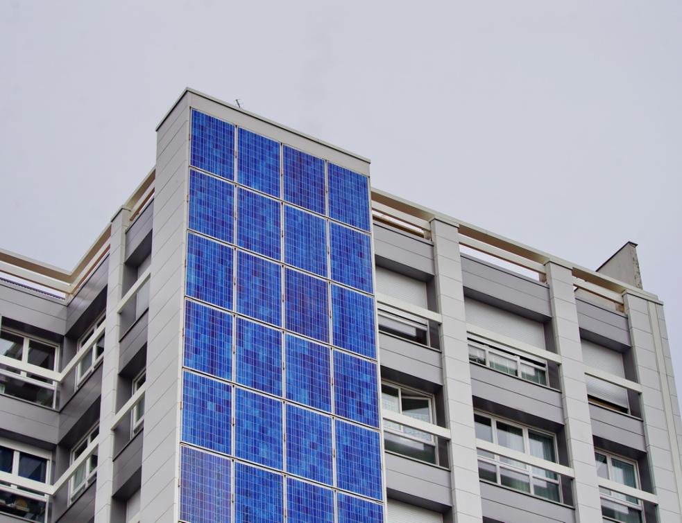 La façade d'un bâtiment de logement habillée de panneaux photovoltaïques rue des Pyrénées à Paris. © PP