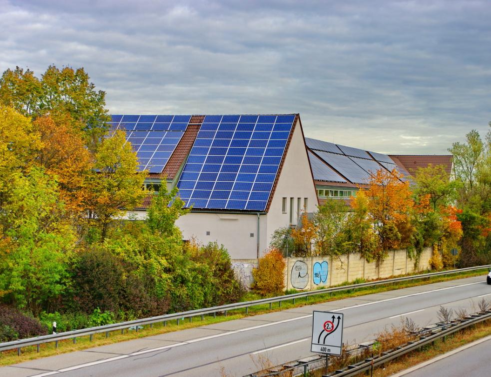 Deux maisons équipées de toitures photovoltaïques en bordure d'une route. © PP