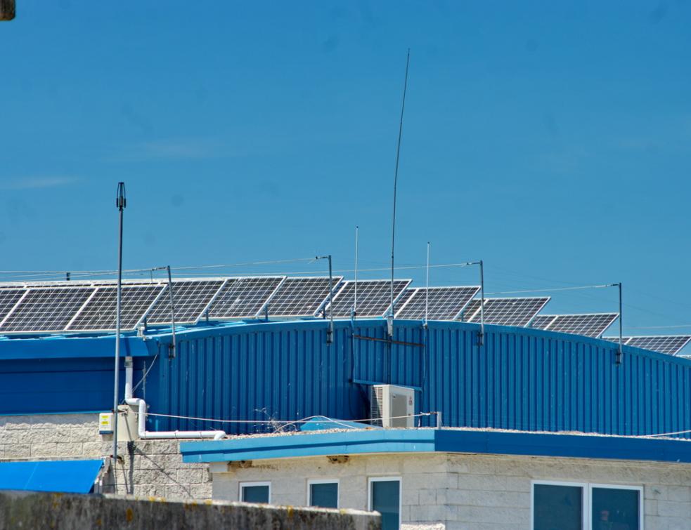 Une installation photovoltaïque sur le toit d’un bâtiment abritant un marché au poisson dans un port de l’Atlantique.  © PP