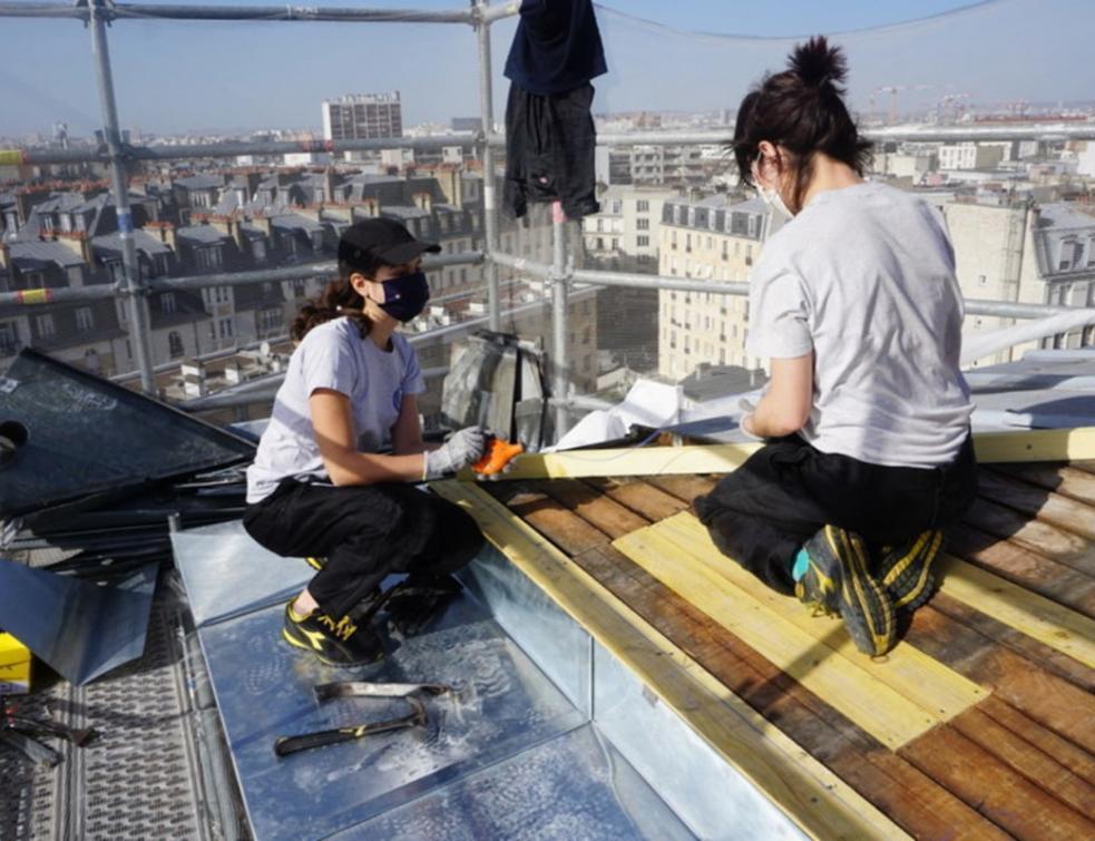 À 30 mètres de hauteur, les couvreurs-zingueurs sont en plein travail. © William Lacaille / actu Paris