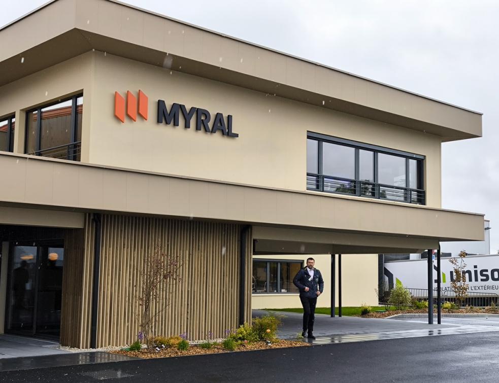 Les nouveaux bureaux ajouté à l'usine Myral d’Is-sur-Tille en Bourgogne