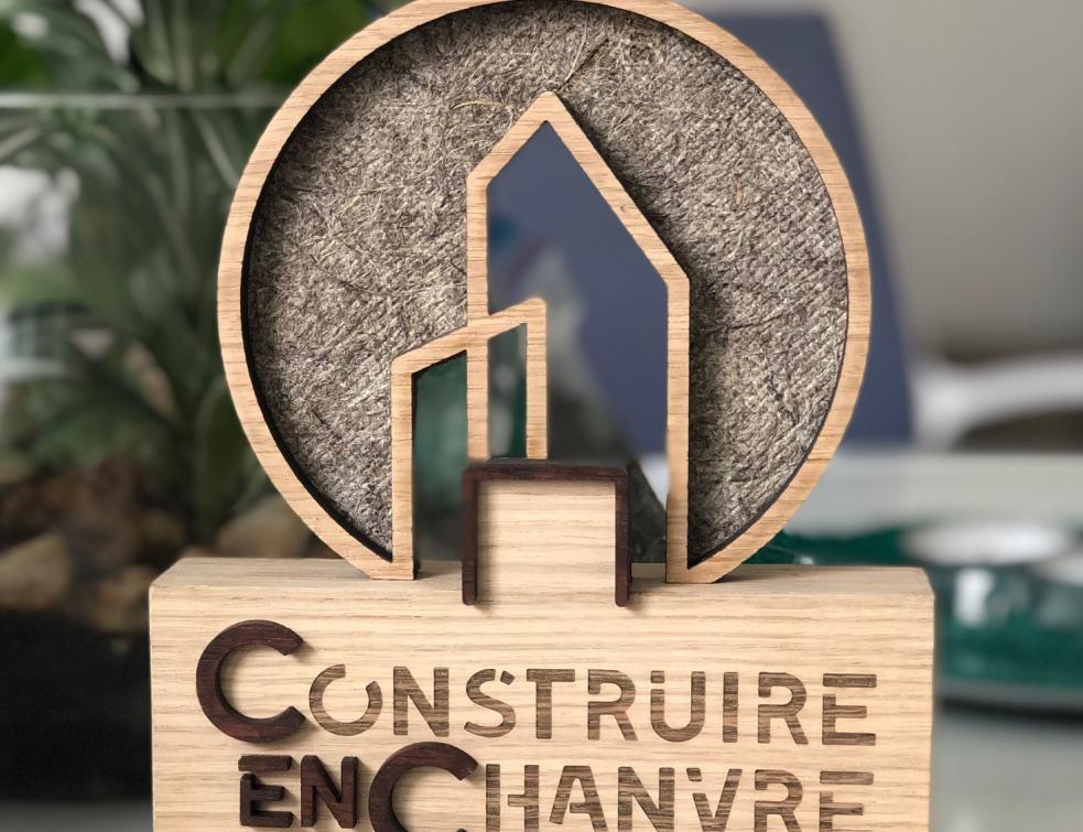 Le trophée remis lors de l’Assemblée générale de CenC, l’association de filière Construire en Chanvre, qui porte cette nouvelle distinction. © CenC