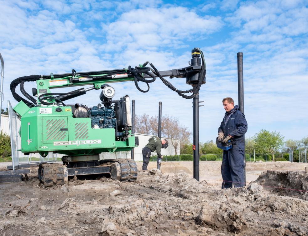 Un chantier de pose de Techno-pieux vissés en cours