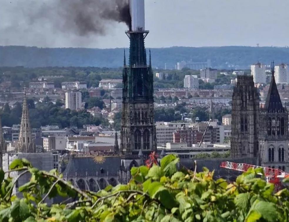 L'origine de l'incendie, qui n'a pas fait de victime, est inconnue pour le moment.  © Patrick Streiff / AFP