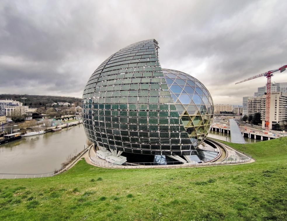 La voile photovoltaïque mobile autour de la sphère de la Seine Musicale à Billancourt